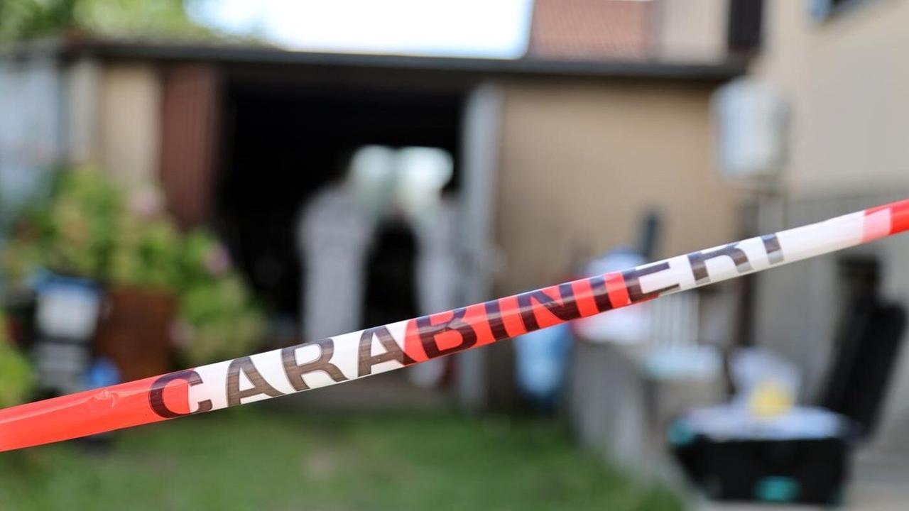 Sorprende il ladro in casa e lo uccide: 200 Rom assediano l’ospedale. Il pm: legittima difesa