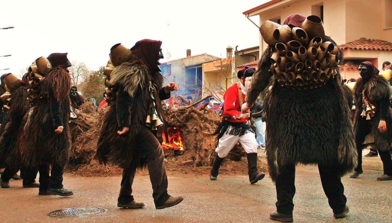 Sant’Antonio tra falò e tradizioni: via ai riti del Carnevale nel cuore della Sardegna – gli appuntamenti