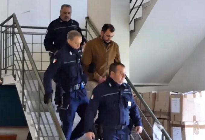 
	Vasile Frumuzache insieme agli agenti di polizia penitenziaria

