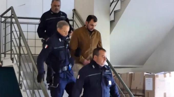 Vasile Frumuzache insieme agli agenti di polizia penitenziaria