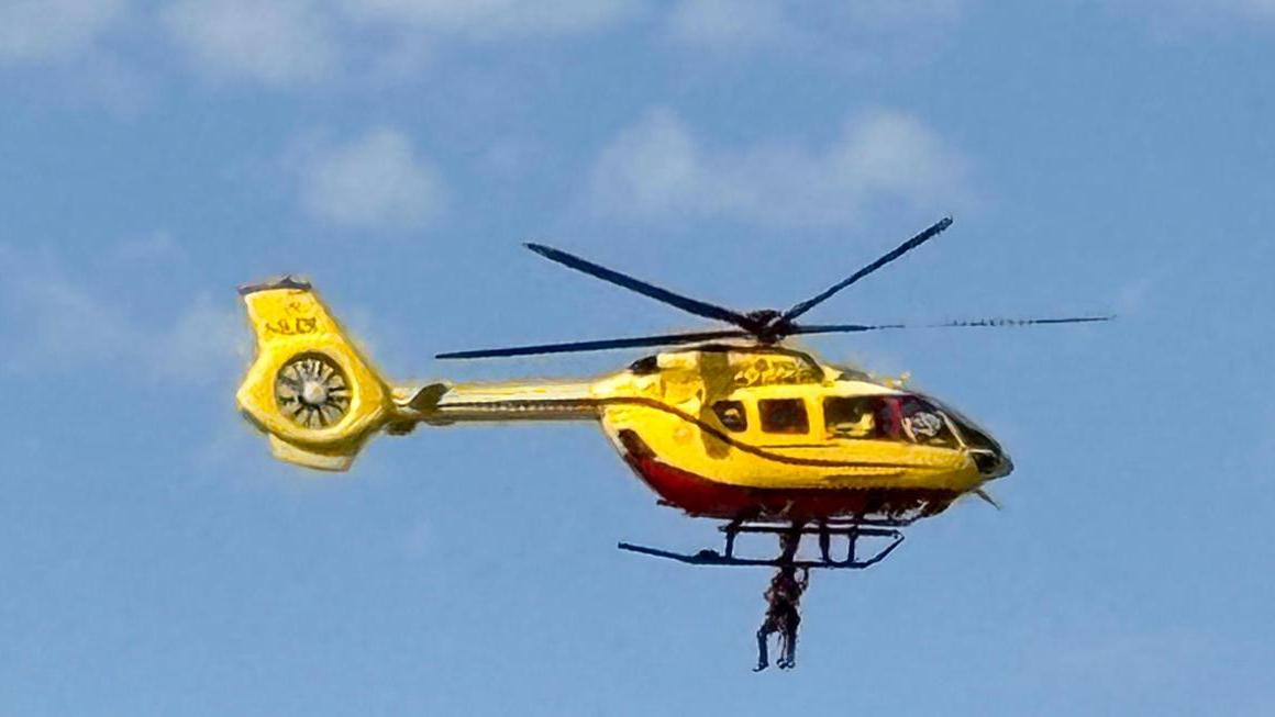 Si schianta contro la scogliera di Pedra Longa mentre fa parapendio, grave una ragazza