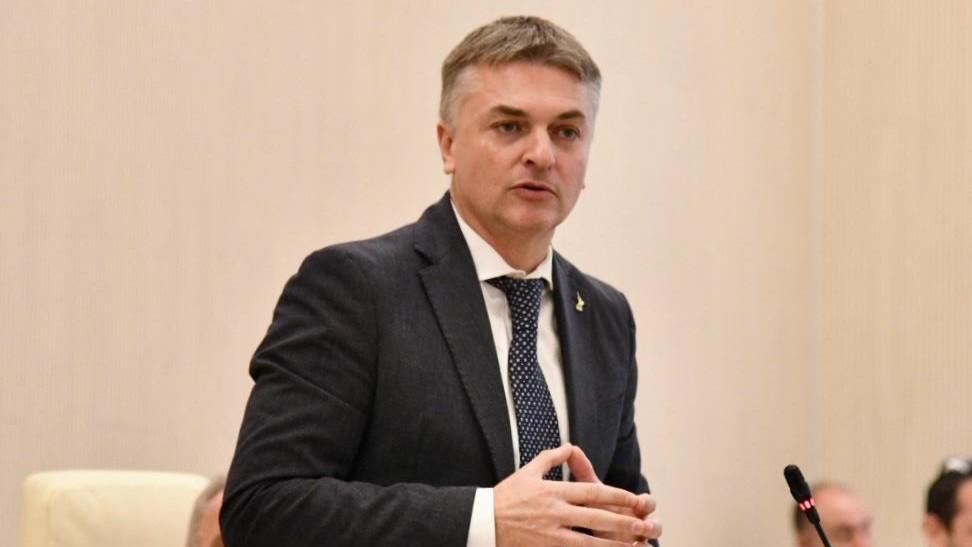 Fusione degli aeroporti sardi, il viceministro Rixi: «Favorevoli, si valorizzino tutti gli scali»