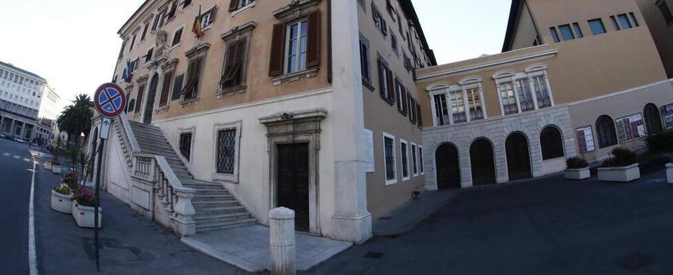 Livorno, centinaia di tessere di partito stampate nella fotocopiatrice del Comune: bufera su FdI