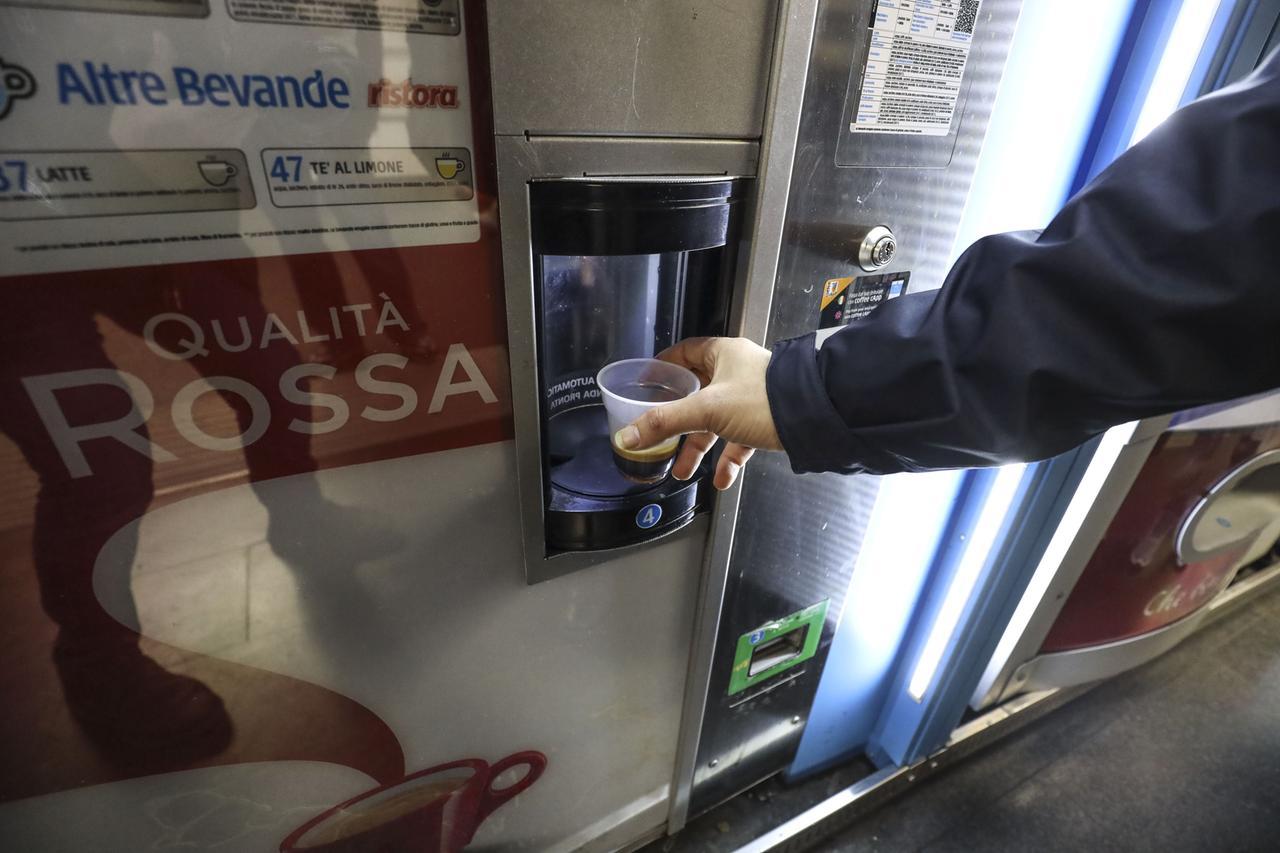 Recupera il resto dalla macchinetta del caffè e viene licenziato, l’azienda condannata a risarcirlo