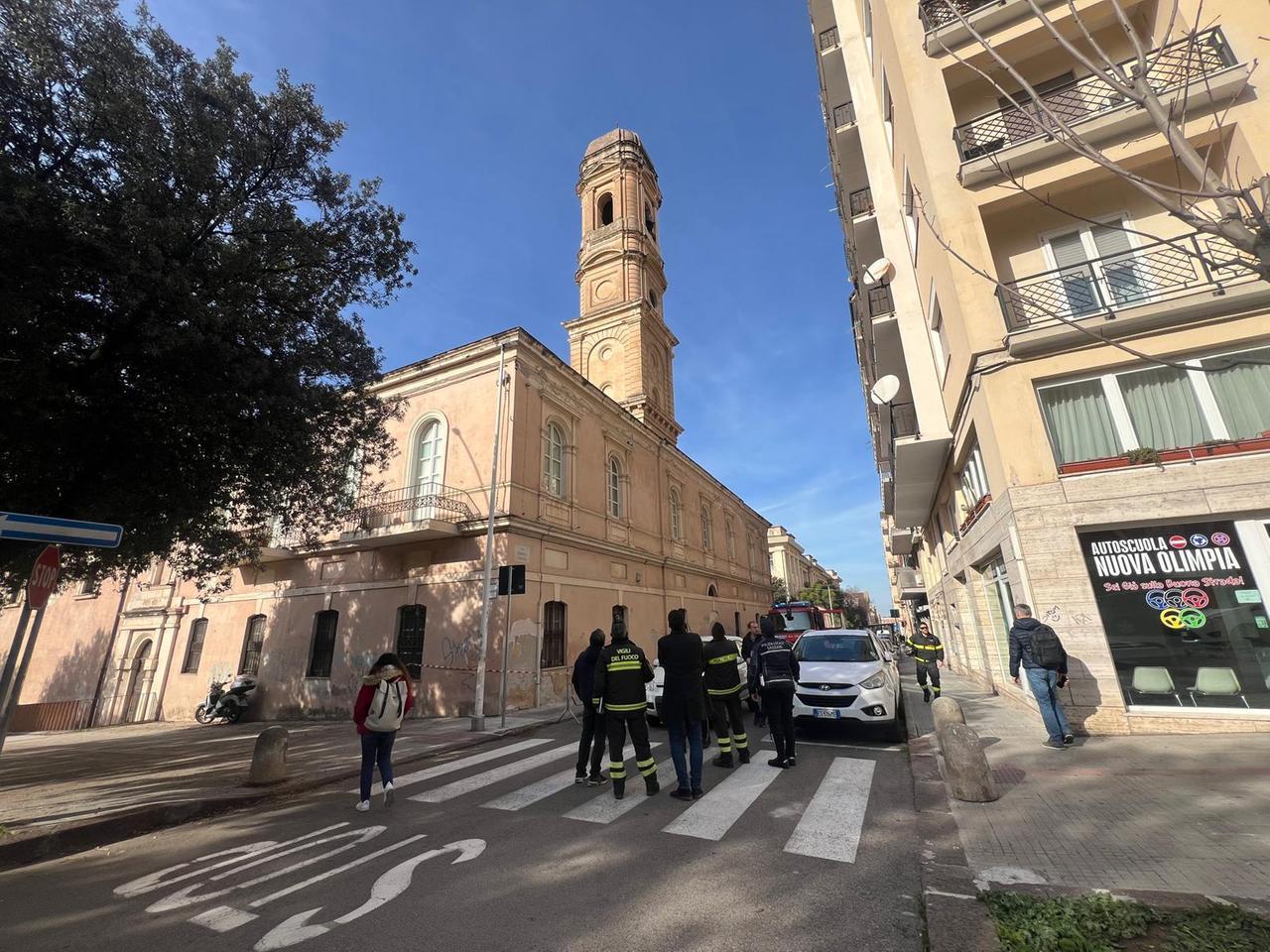 A Sassari nuova caduta di calcinacci dalla chiesa di san Giuseppe: chiusa al traffico via Enrico Costa