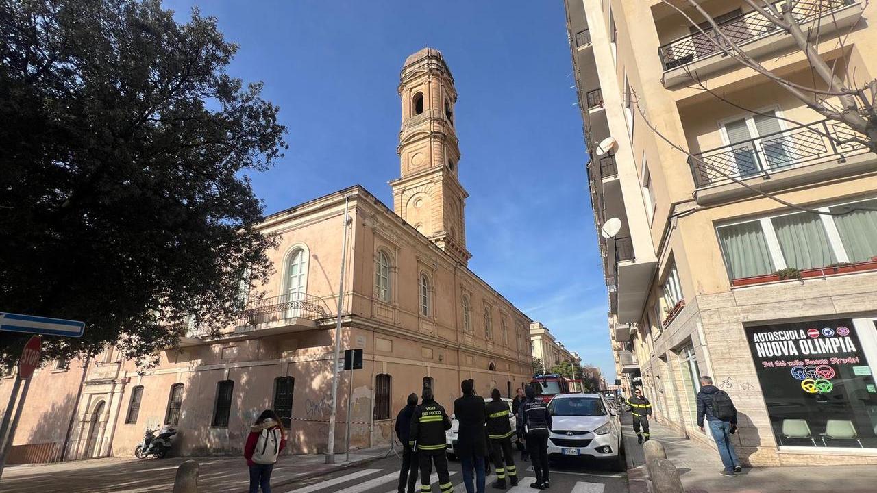 A Sassari nuova caduta di calcinacci dalla chiesa di san Giuseppe: chiusa al traffico via Enrico Costa