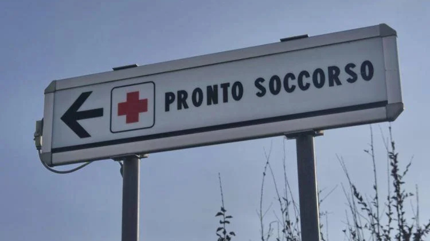 Intossicazione sospetta: quattro giovani in ospedale dopo aver bevuto dell’acqua in bottiglia