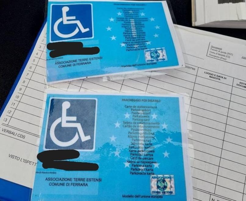 Aveva tre permessi disabili falsificati, denunciato un uomo a Ferrara