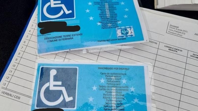 Aveva tre permessi disabili falsificati, denunciato un uomo a Ferrara