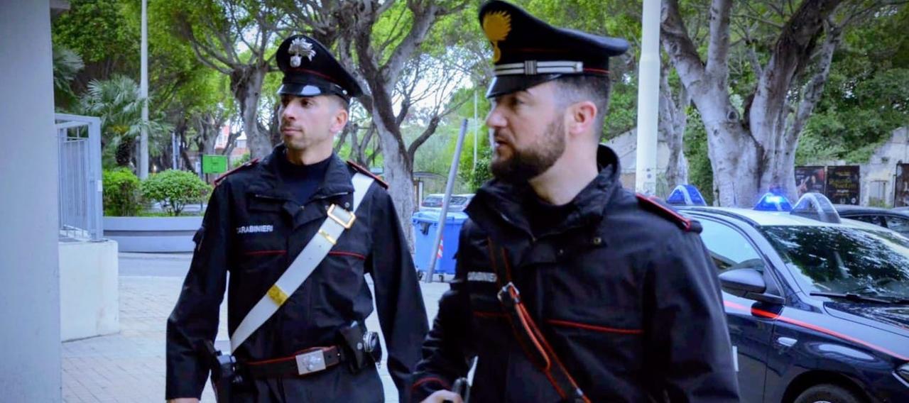 Minaccia i genitori per avere i soldi per sigarette, bar e droga: arrestato