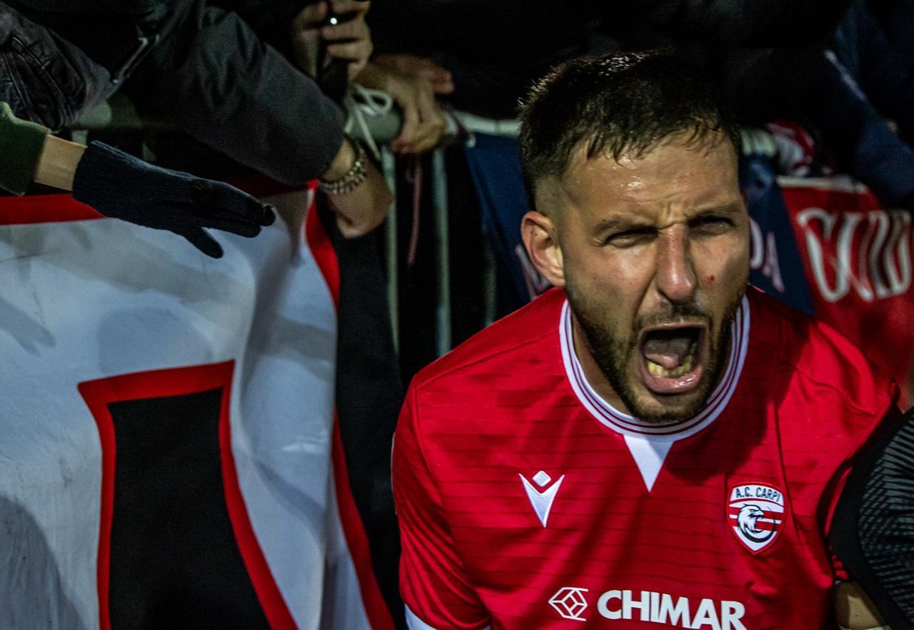 
	Il bomber biancorosso Matteo Cortesi nella foto di Daniele Lugli

