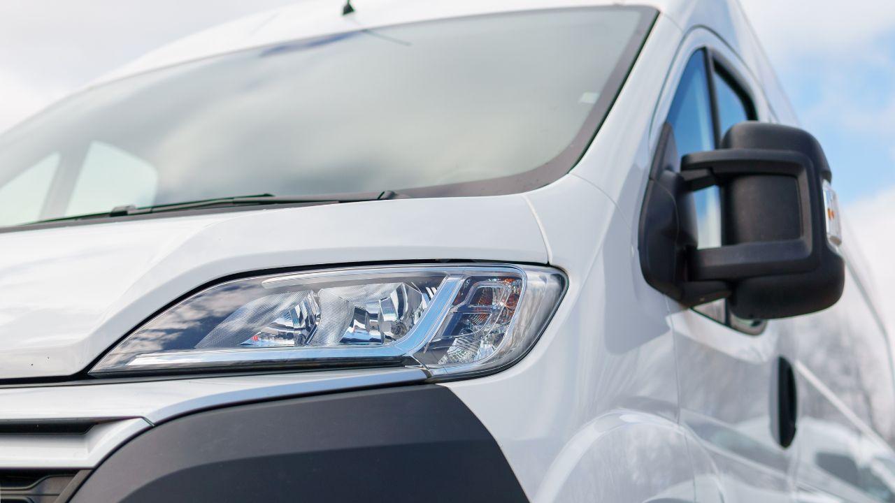 Le violenze dentro il furgone dell'Auser