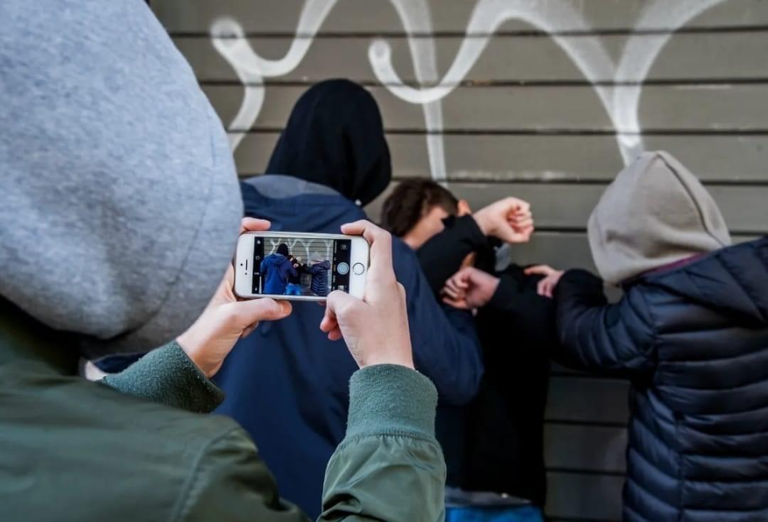 Terrorizzava gli studenti al polo Makallè: «Dammi la felpa, sennò ti meno». A processo patteggia