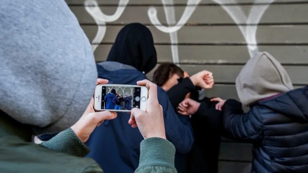 Terrorizzava gli studenti al polo Makallè: «Dammi la felpa, sennò ti meno». A processo patteggia