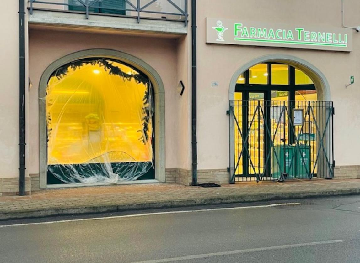 Spaccata alla Farmacia Ternelli di Bibbiano: i ladri portano via la cassa automatica blindata