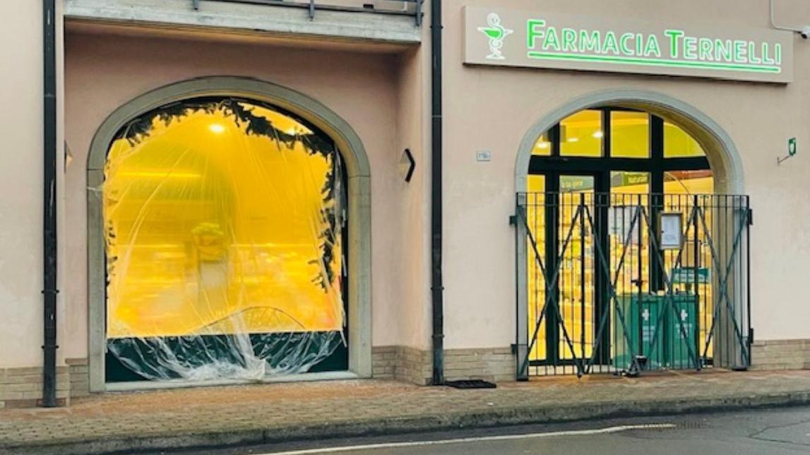 Spaccata alla Farmacia Ternelli di Bibbiano: i ladri portano via la cassa automatica blindata