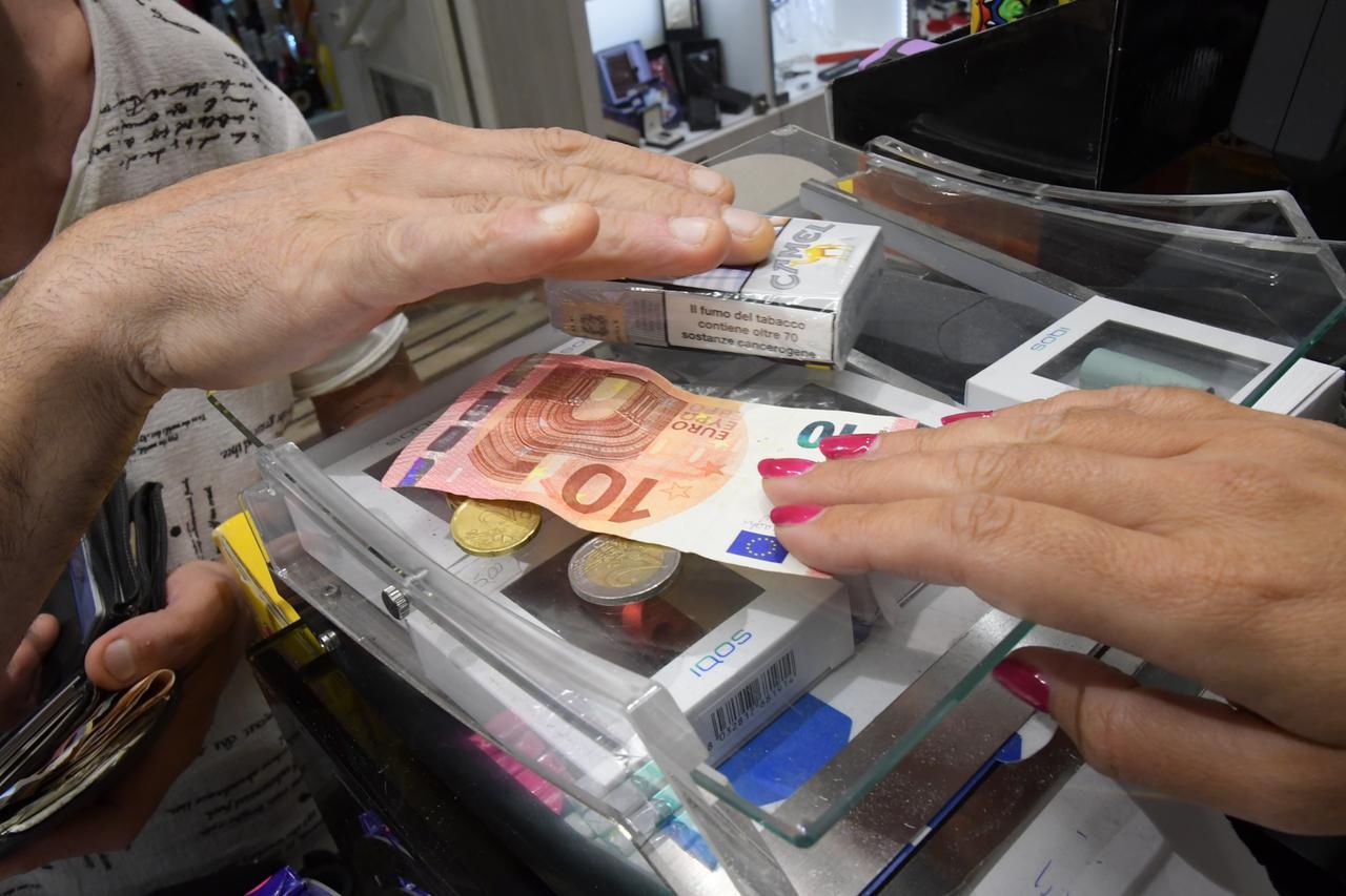 Sigarette, al via gli aumenti: ecco tutti i prezzi e come sono cresciuti negli anni