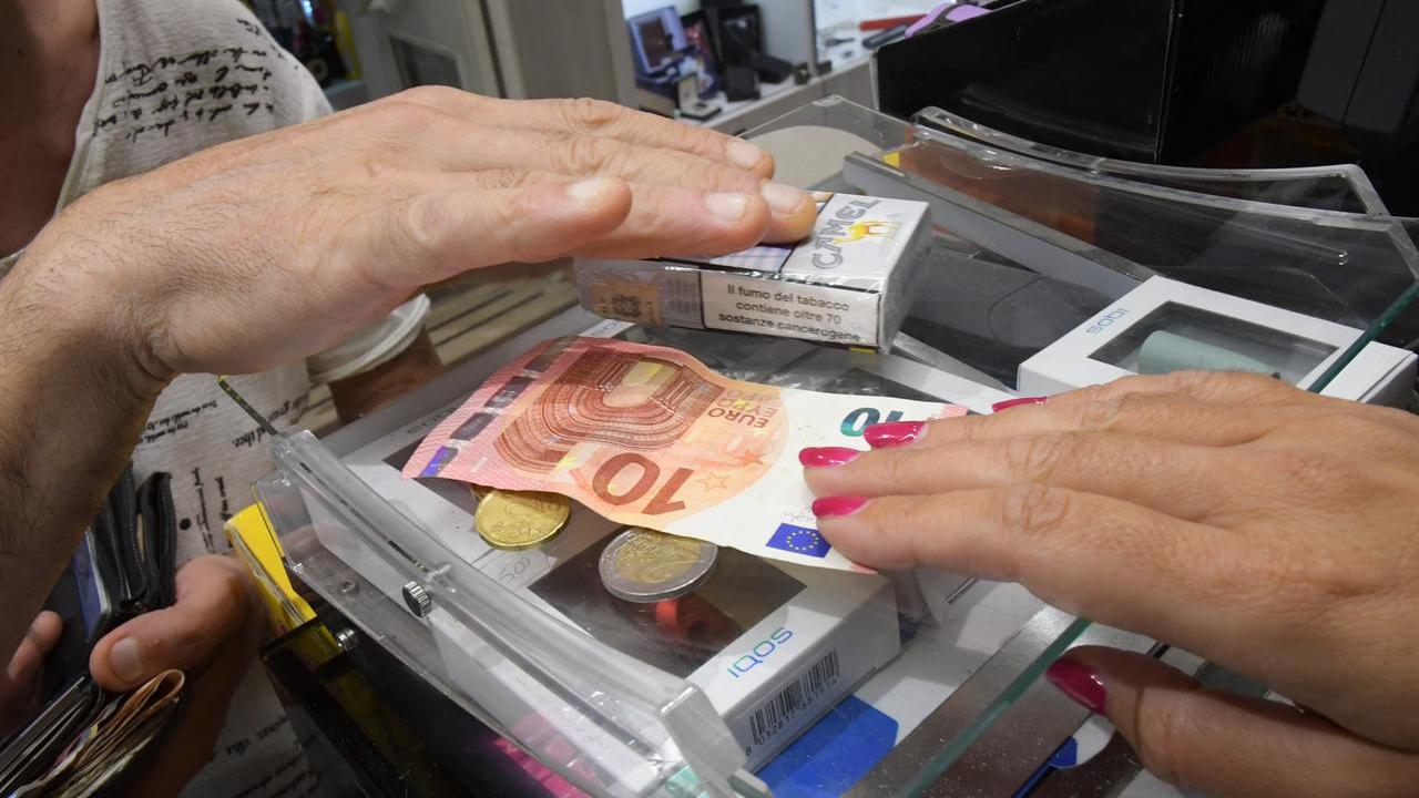 Sigarette, al via gli aumenti: ecco tutti i prezzi e come sono cresciuti negli anni