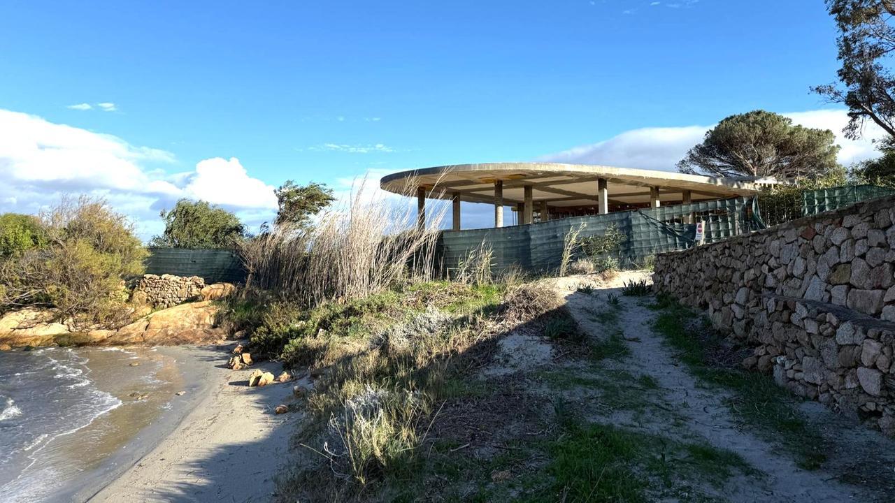 Porto Taverna, bufera sulla villa in spiaggia: «Ma non è un abuso edilizio»