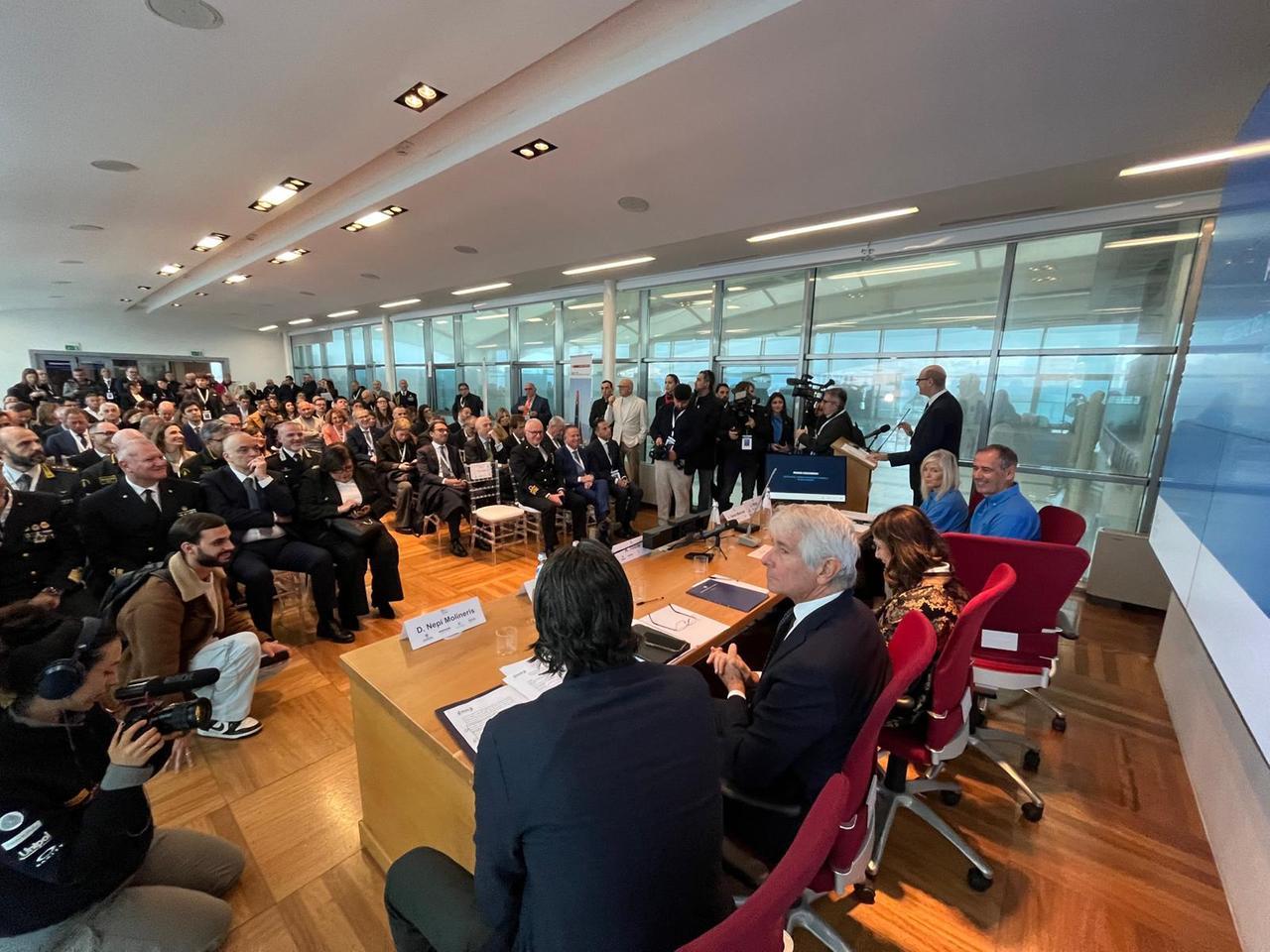 L’America’s Cup torna in Italia: Cagliari ospita la regata preliminare Louis Vuitton