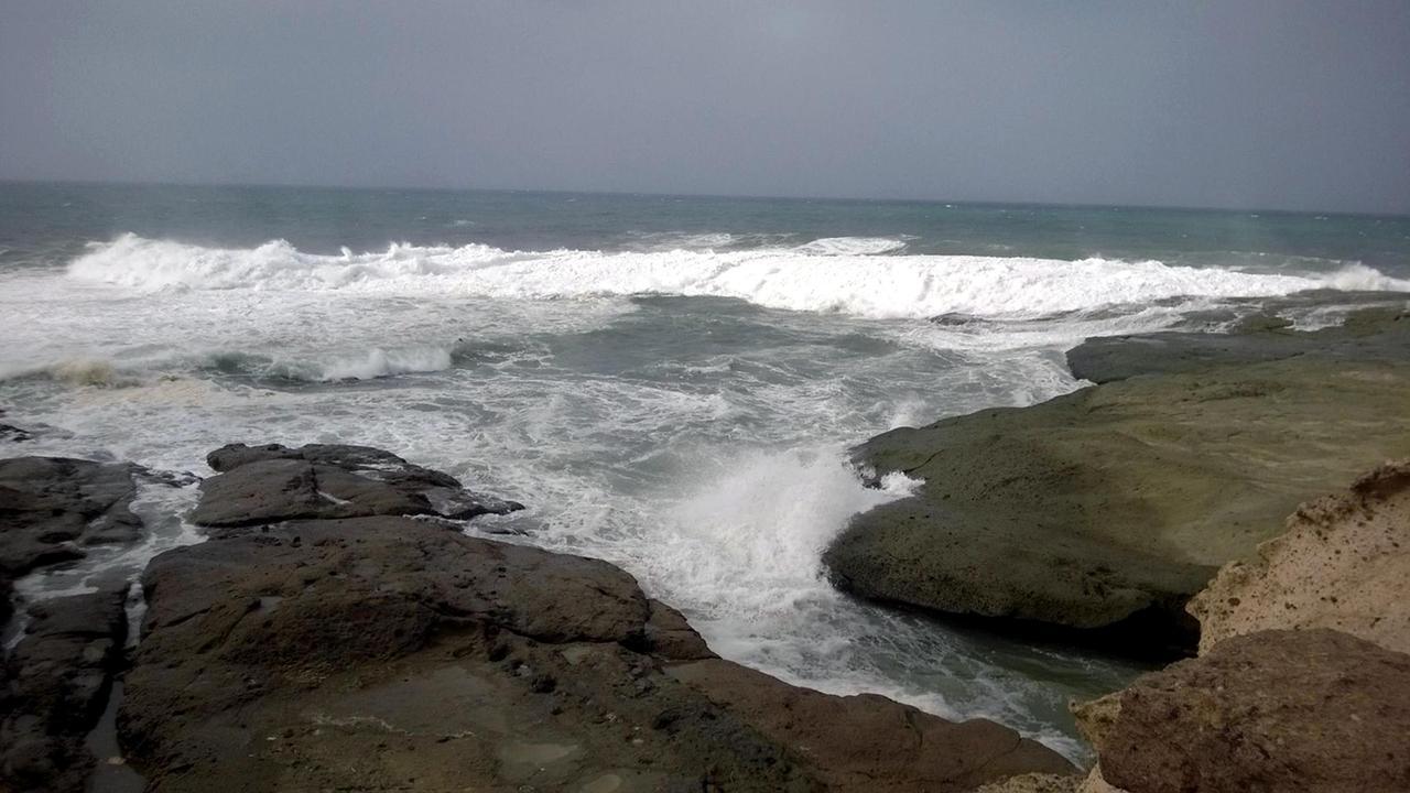 Maltempo, nuova allerta in Sardegna: attesa una bufera di scirocco e piogge. Il meteorologo: «Onde fino a 10 metri»