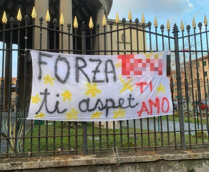 Livorno, lo striscione degli amici per la 16enne ancora gravissima: "Forza, ti aspettiamo"