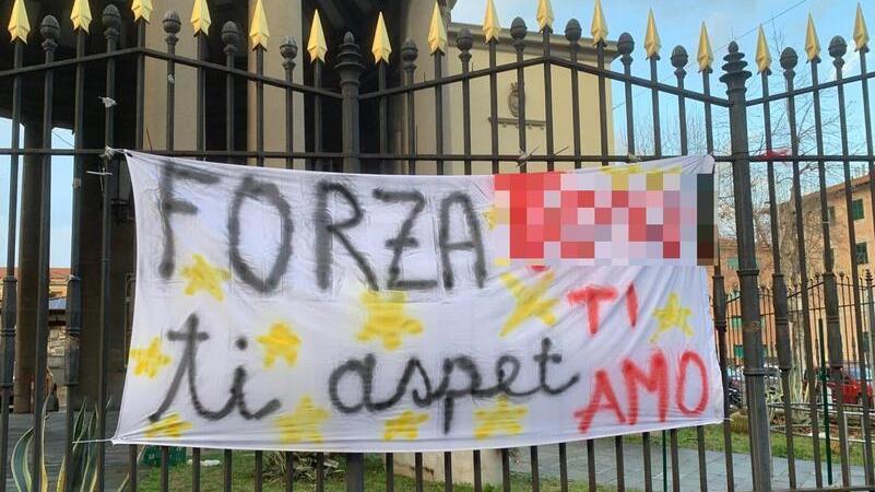 Livorno, lo striscione degli amici per la 16enne ancora gravissima: "Forza, ti aspettiamo"