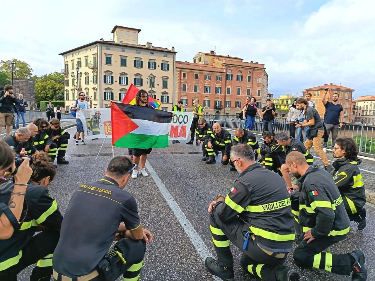 Contestazione disciplinare per i Vigili del fuoco inginocchiati per Gaza, il Ministero: «Hanno screditato il Corpo»