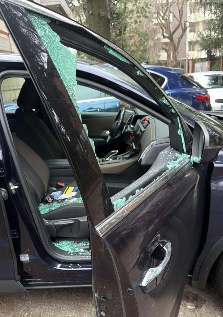 Trova il finestrino dell’auto spaccato: è la seconda volta in tre mesi