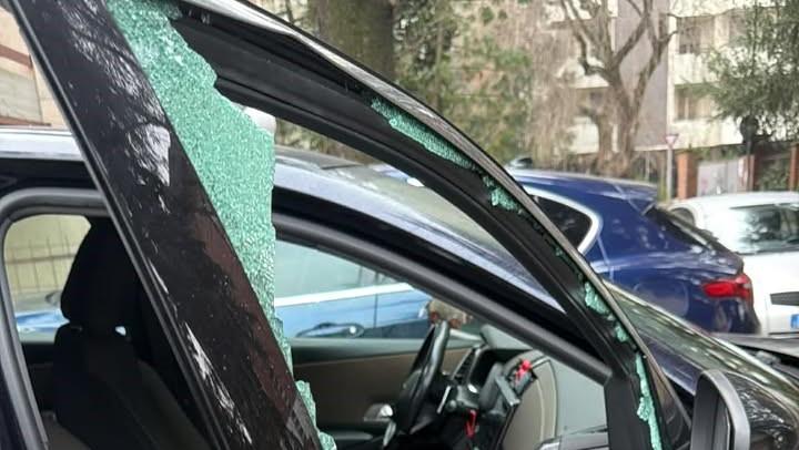 Trova il finestrino dell’auto spaccato: è la seconda volta in tre mesi