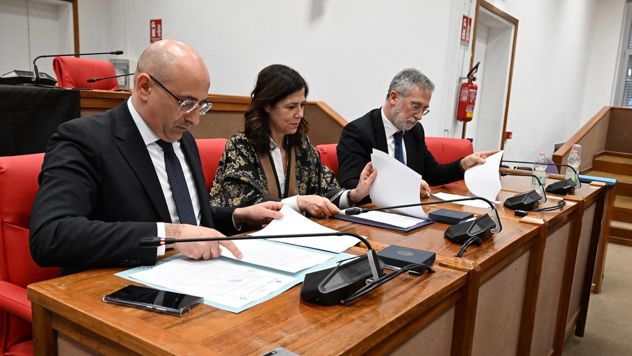 La firma dell'accordo-quadro in Comune a Nuoro (foto Massimo Locci)