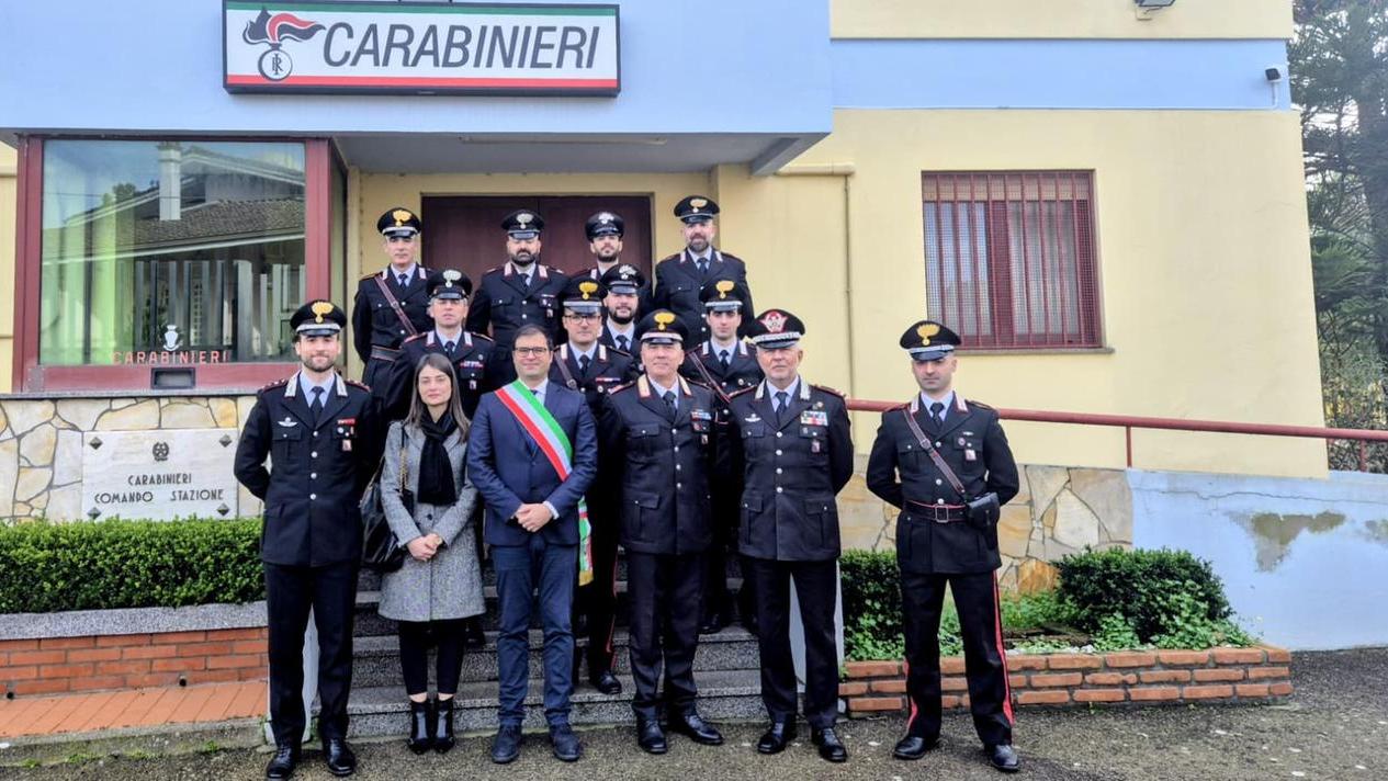 Alla destra del sindaco con la fascia tricolore, il luogotenente Sergio Passalacqua