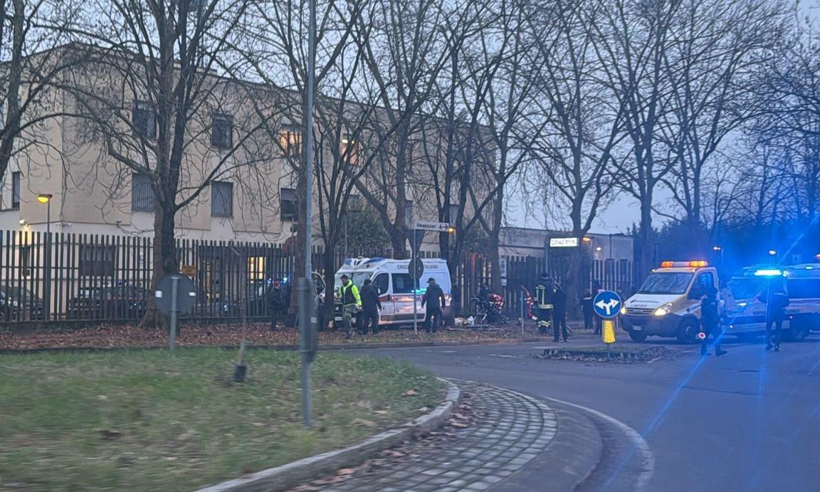 L’autista si sente male, l’ambulanza finisce contro un albero