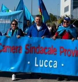 
	Al centro Massimiliano Bindocci segretario Uilcom Toscan

