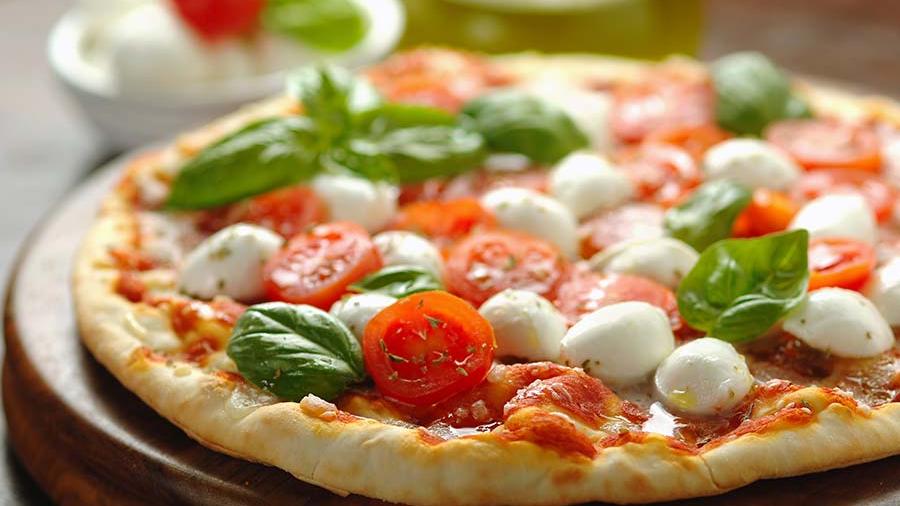 Pizza day, la regina del gusto è servita: l’icona della cucina italiana vale 80 milioni di euro