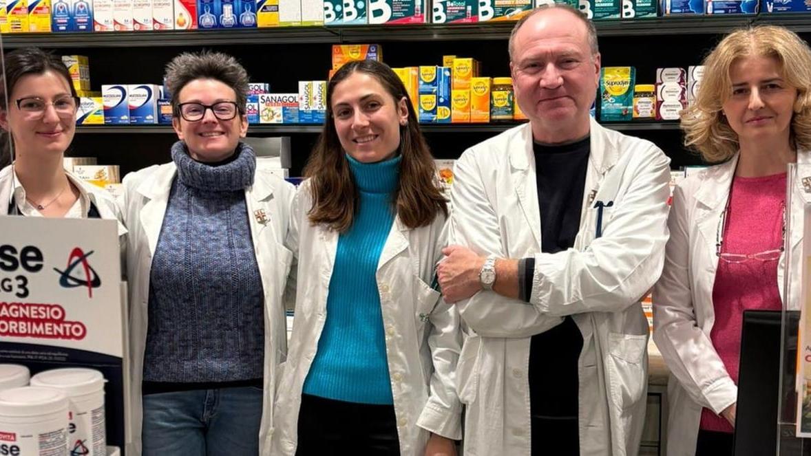 Non si sente bene e va in farmacia: 70enne colta da infarto, salvata dalla dipendente