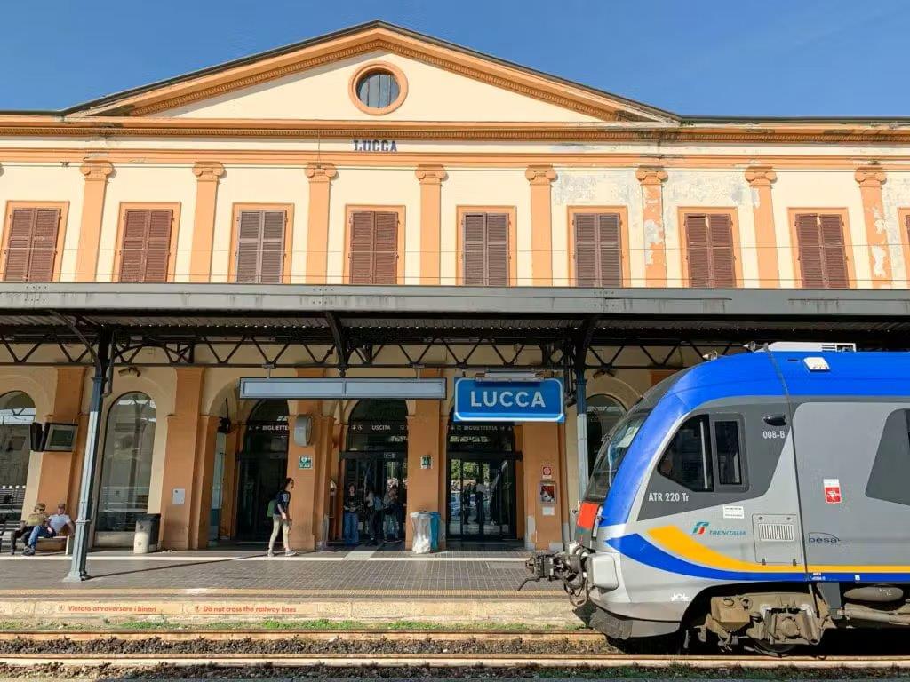 Lucca, manca la pedana e lo studente in carrozzina non sale sul treno: «Negato un diritto»