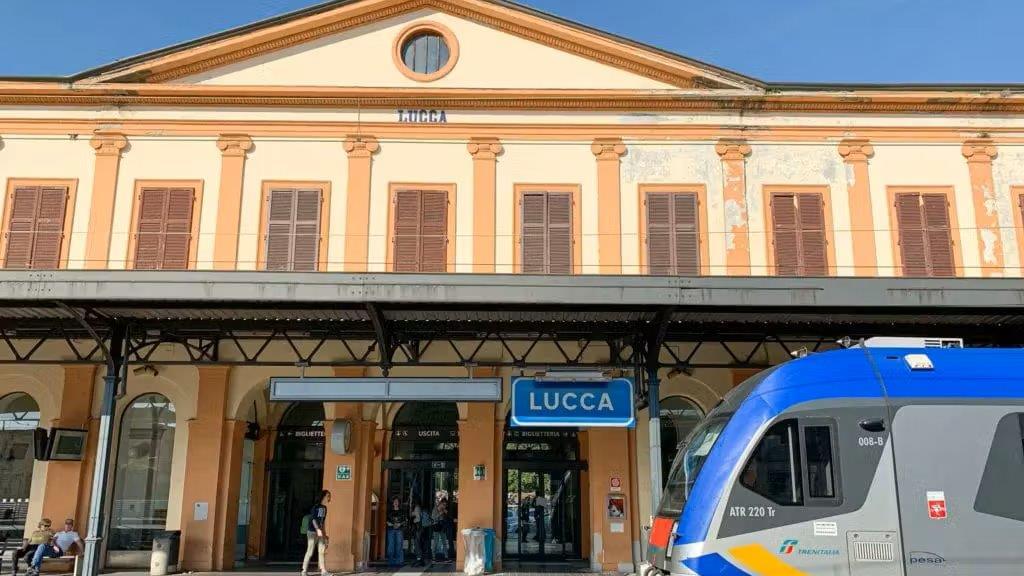 Lucca, manca la pedana e lo studente in carrozzina non sale sul treno: «Negato un diritto»
