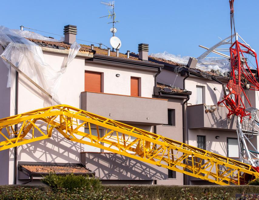 Gru crollata sulle case a Boara, in tre a processo per disastro