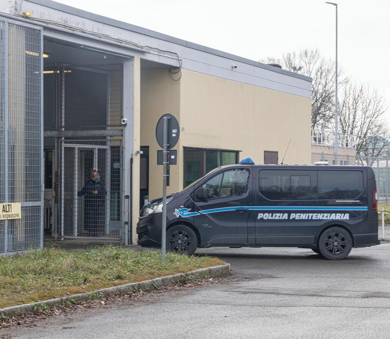 Agente della polizia penitenziaria rischia il processo per corruzione