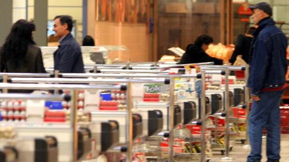 Una fila di casse al supermercato (foto Imagoeconomica)