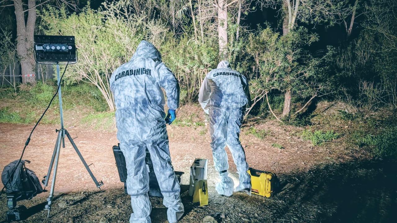 L’incendio fa ritrovare un cadavere nel parco: indagini al via dopo la chiamata dei vigili del fuoco