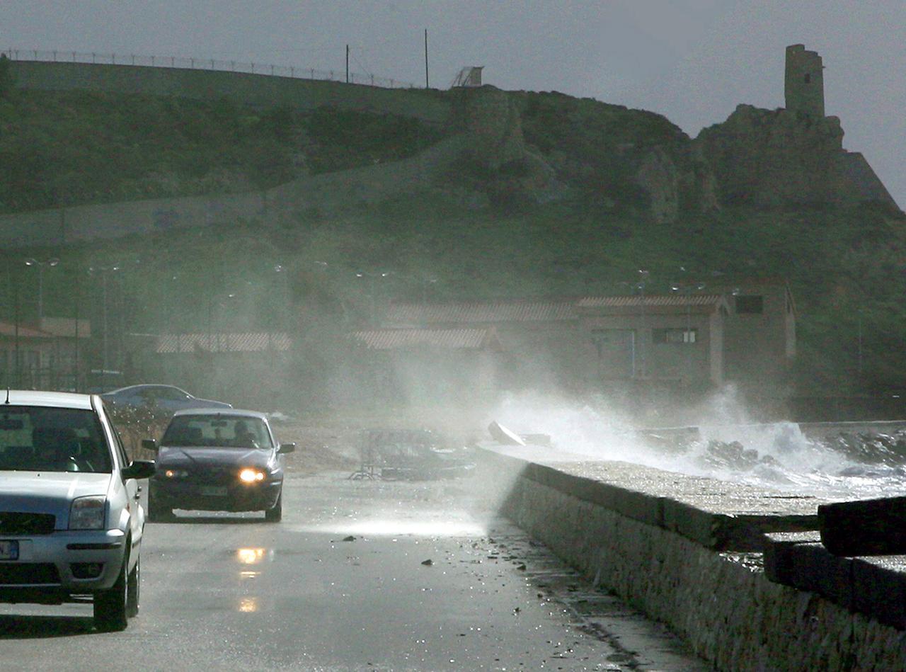 Il super ciclone nell’isola: nubifragi e onde alte fino a 10 metri. Cresce l’allerta nei Comuni – ecco le zone più esposte