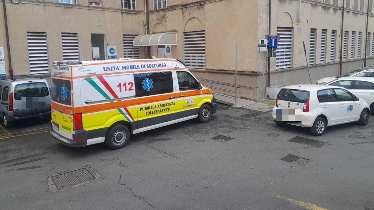 Un'ambulanza della Pubblica assistenza di Collesalvetti di fronte al pronto soccorso (foto d'archivio)