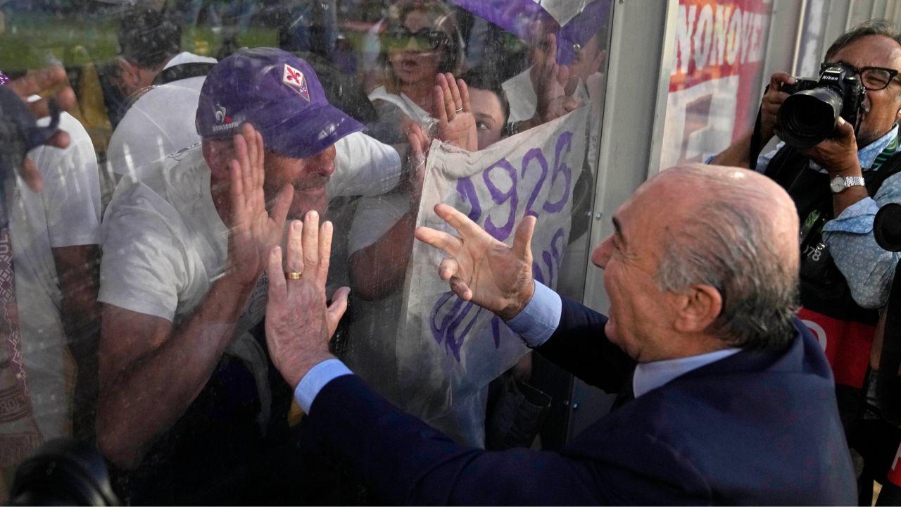 
	Rocco Commisso mentre festeggia coi tifosi viola

