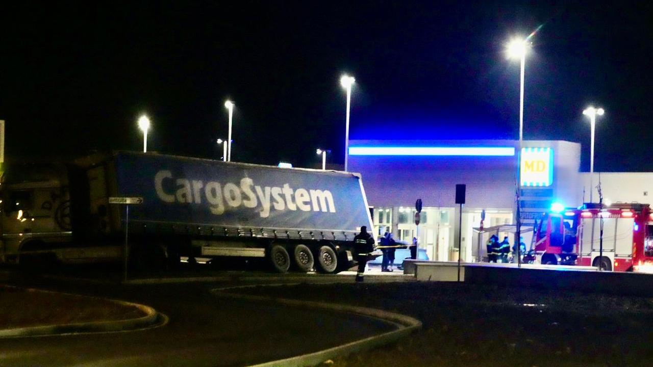 Pontedera, tir da 30 tonnellate finisce fuori strada