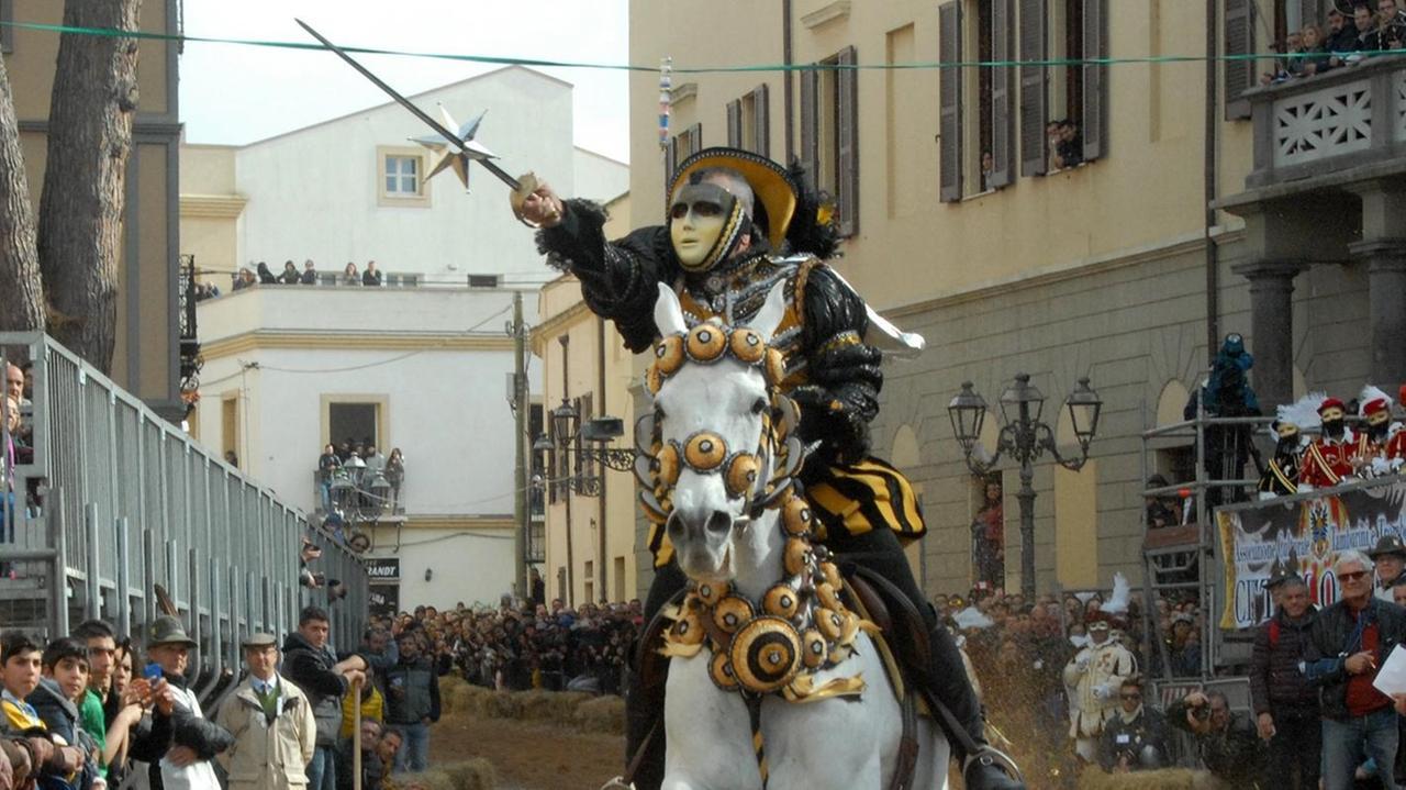 Sartiglia, terremoto nell’associazione cavalieri: si dimettono il presidente e la vice