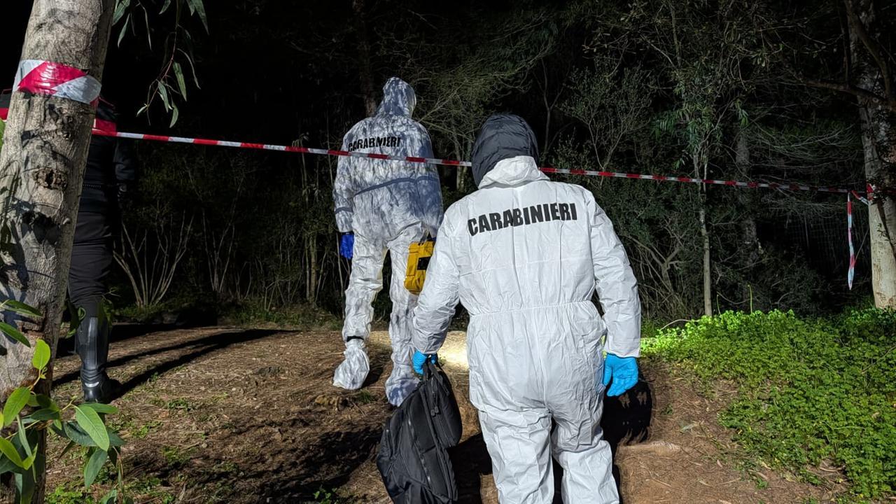 Cadavere nel parco, l’uomo ucciso e bruciato: si indaga per omicidio