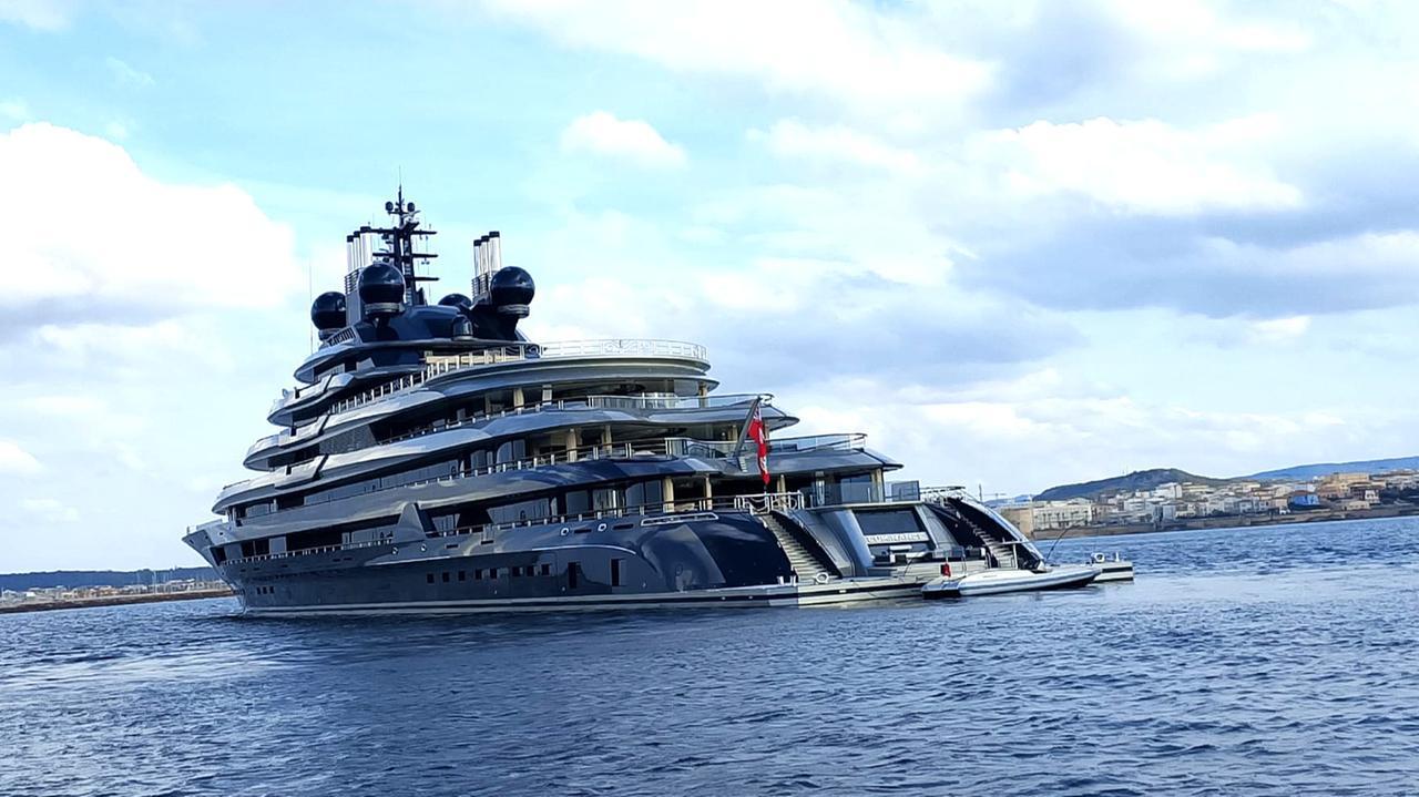 Luminance, lo yacht da sogno è ad Alghero – VIDEO