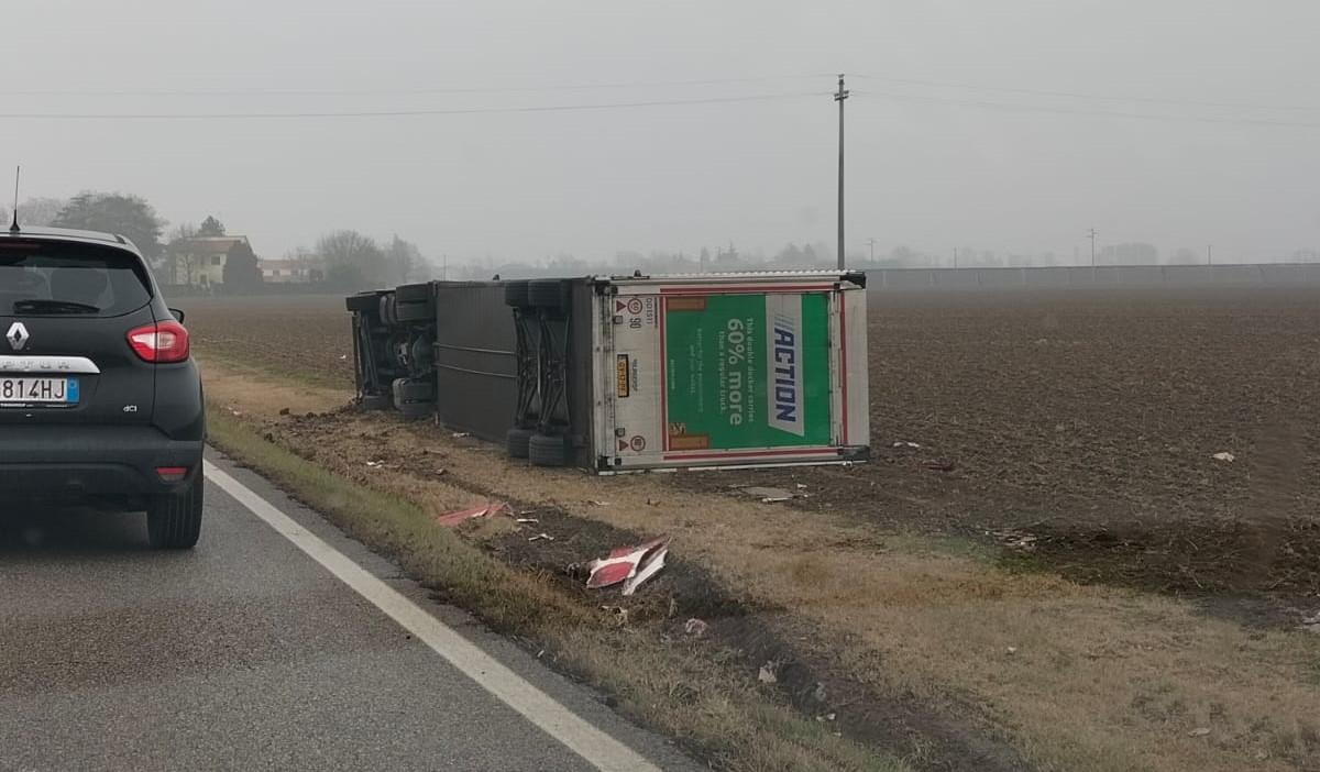 Camion ribaltato e tamponamento, traffico rallentato sulla Uccellino-Poggio Renatico